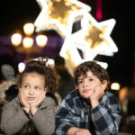 Imagem de crianças no natal com estrela de natal menino e menina